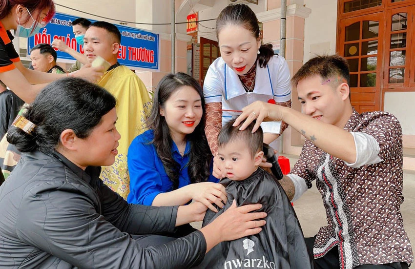 Các tình nguyện viên cắt tóc miễn phí cho bệnh nhân.