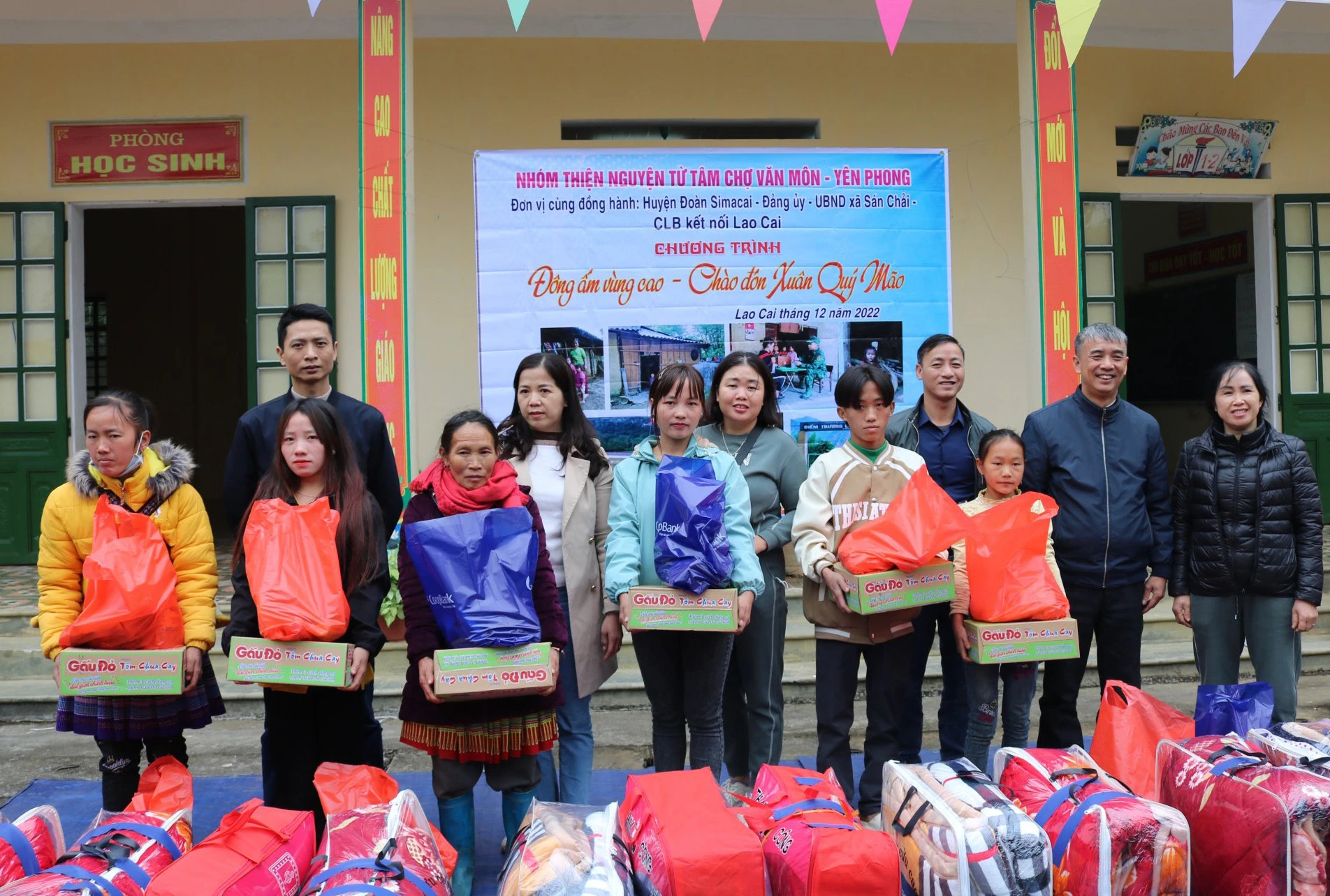 Trao quà cho người dân có hoàn cảnh khó khăn ở thôn Lù Dì Sán, xã Sán Chải, huyện Si Ma Cai