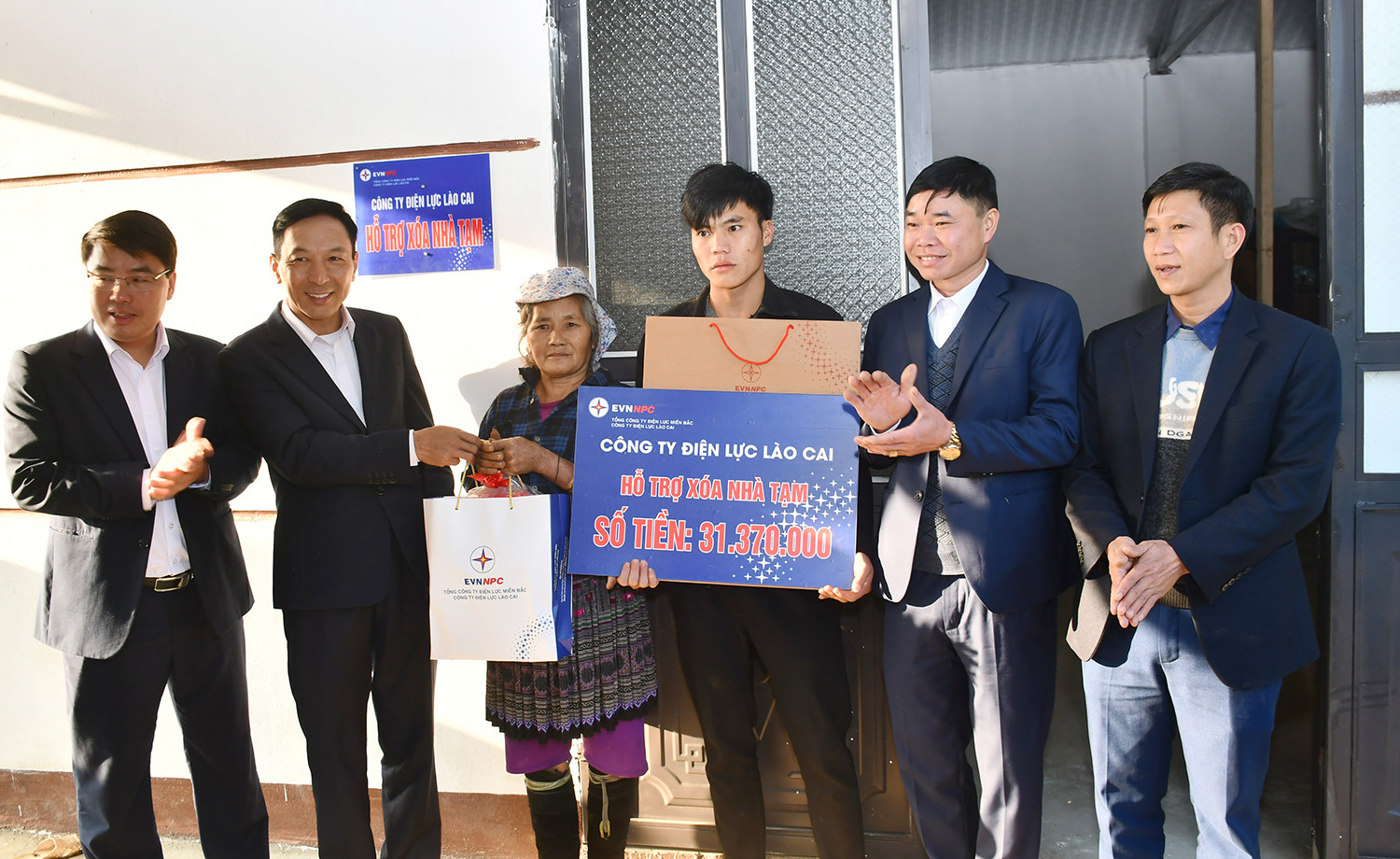 Trao "Nhà nhân ái" cho gia đình bà Lý Thị Mỷ ở thôn Khe Păn, xã Nậm Tha, huyện Văn Bàn Trao "Nhà nhân ái" cho gia đình bà Lý Thị Mỷ ở thôn Khe Păn, xã Nậm Tha, huyện Văn Bàn