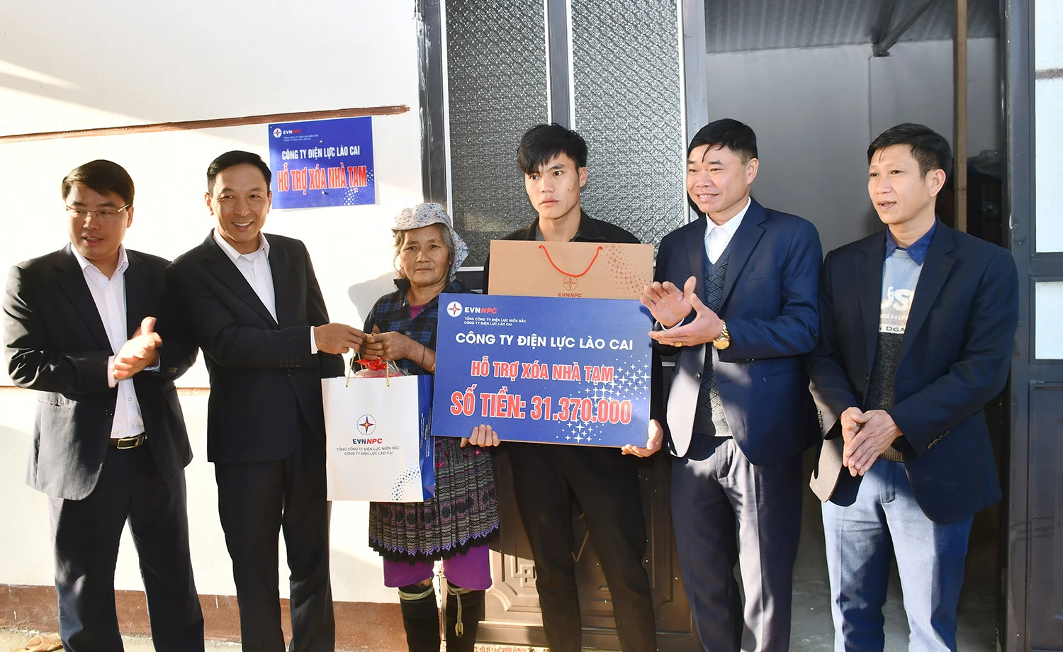 Trao "Nhà nhân ái" cho gia đình bà Lý Thị Mỷ ở thôn Khe Păn, xã Nậm Tha, huyện Văn Bàn