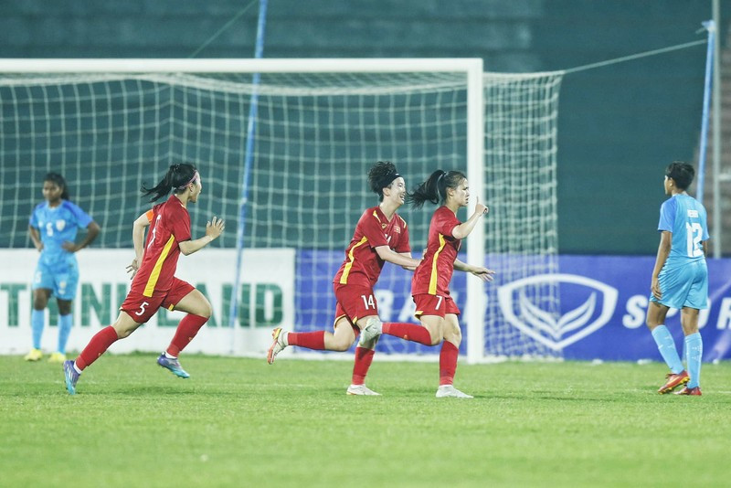 U20 nữ Việt Nam giành quyền vào vòng loại thứ hai U20 nữ châu Á 2024 ảnh 1 Các tuyển thủ U20 nữ Việt Nam ăn mừng khi ghi bàn vào lưới U20 nữ Ấn Độ. (Ảnh: VFF)