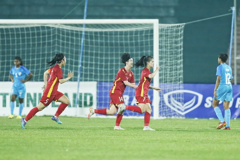 U20 nữ Việt Nam giành quyền vào vòng loại thứ hai U20 nữ châu Á 2024 ảnh 1 Các tuyển thủ U20 nữ Việt Nam ăn mừng khi ghi bàn vào lưới U20 nữ Ấn Độ. (Ảnh: VFF)