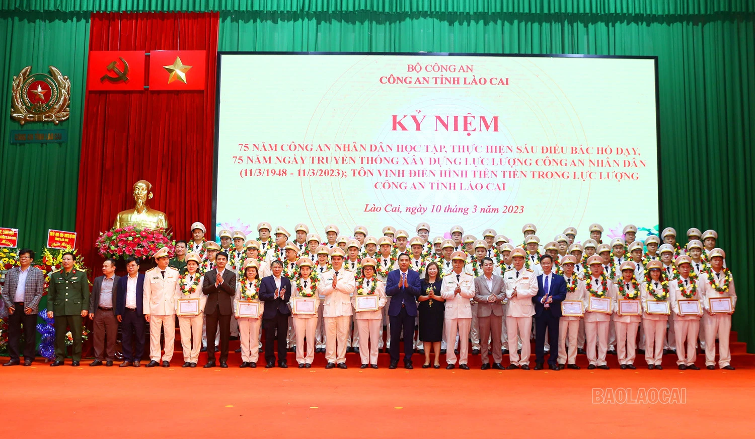 Công an tỉnh chúc mừng đại diện các tập thể trong đơn vị. Biểu dương các tập thể điển hình tiên tiến. Biểu dương các cá nhân điển hình tiên tiến. Khen thưởng cá nhân đoạt giải Nhì cuộc thi ảnh “Tự hào người nữ chiến sĩ CAND” do Bộ Công an tổ chức. Các đại biểu chụp ảnh lưu niệm với các tập thể, cá nhân điển hình tiên tiến.