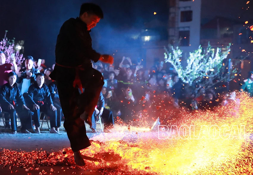 Ấn tượng vũ điệu nhảy lửa của người Dao đỏ Bắc Hà ảnh 8 Ấn tượng vũ điệu nhảy lửa của người Dao đỏ Bắc Hà ảnh 8