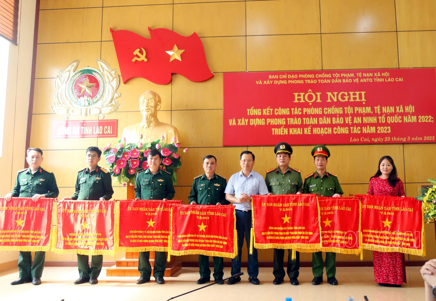 Trao Cờ thi đua xuất sắc của UBND tỉnh cho các tập thể.