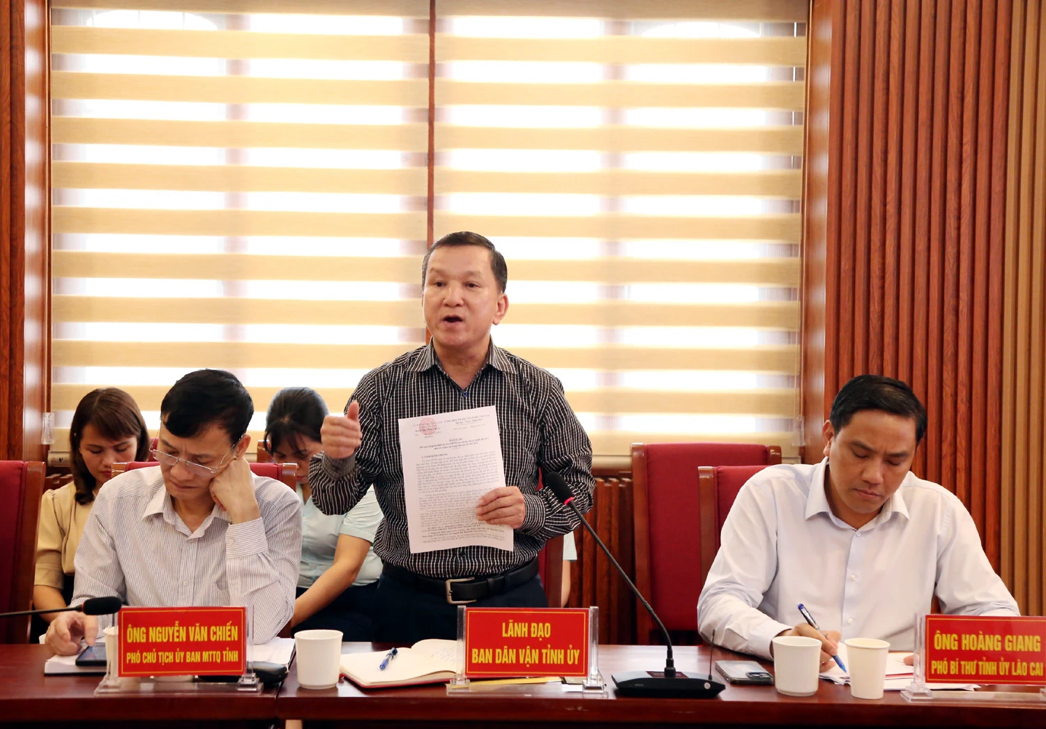 Các đại biểu phát biểu thảo luận tại hội nghị.