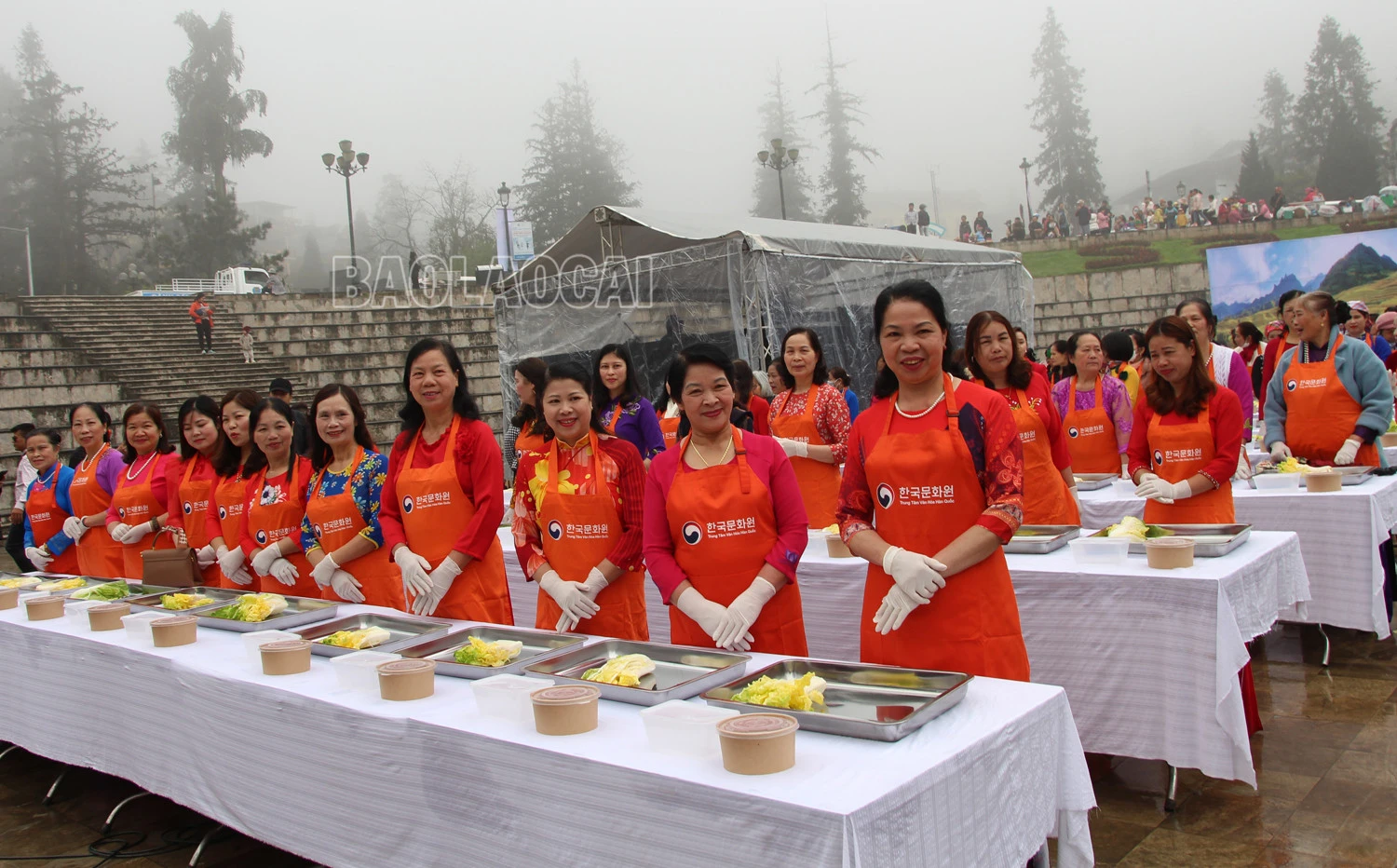 Hơn 200 người dân và du khách tham gia học làm món ăn quốc dân của Hàn Quốc tại Sa Pa ảnh 1