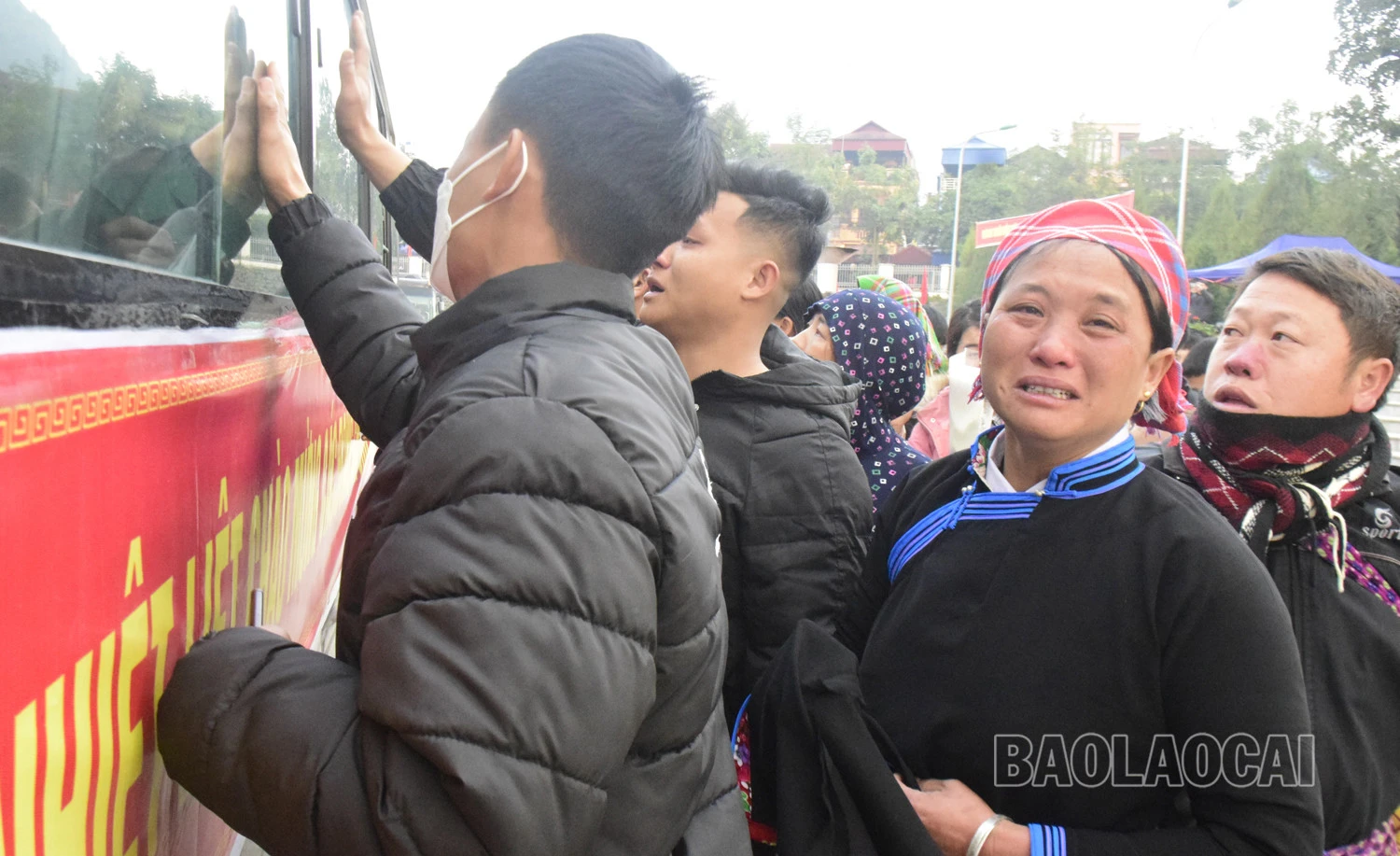 Chia tay tân binh trong bịn rịn.