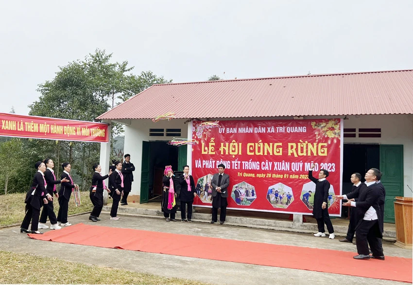 Người dân thôn Làng Ẻn chuẩn bị lễ vật cúng rừng. Người dân trong thôn cùng rước lễ vật để cúng rừng đầu năm. Lễ cúng được tổ chức tại khu rừng cấm của thôn. Sau lễ cúng rừng, người dân cùng tổ chức trồng cây để khởi đầu cho năm mới nhiều may mắn. Hát đối và ném còn là nét đẹp văn hóa của đồng bào Dao tuyển duy trì mỗi dịp lễ hội. Trò chơi dân gian được tổ chức trong ngày hội. Trang phục truyền thống của dân tộc Dao tuyển được lưu giữ và truyền dậy cho thế hệ sau.