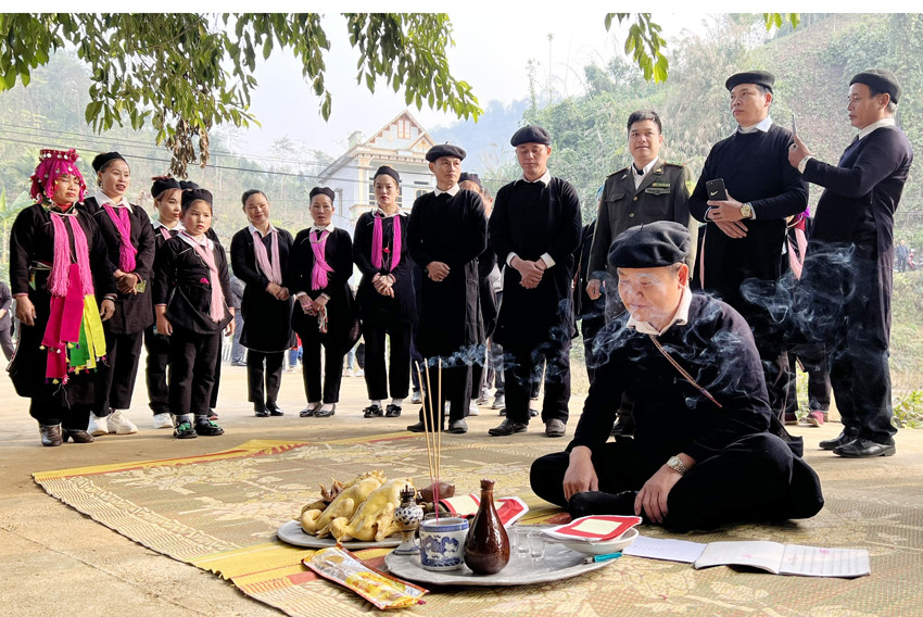 Người dân thôn Làng Ẻn chuẩn bị lễ vật cúng rừng. Người dân trong thôn cùng rước lễ vật để cúng rừng đầu năm. Lễ cúng được tổ chức tại khu rừng cấm của thôn. Sau lễ cúng rừng, người dân cùng tổ chức trồng cây để khởi đầu cho năm mới nhiều may mắn. Hát đối và ném còn là nét đẹp văn hóa của đồng bào Dao tuyển duy trì mỗi dịp lễ hội. Trò chơi dân gian được tổ chức trong ngày hội. Trang phục truyền thống của dân tộc Dao tuyển được lưu giữ và truyền dậy cho thế hệ sau.