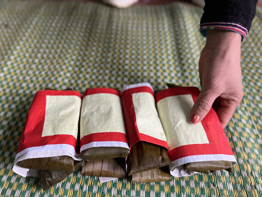 Người dân thôn Làng Ẻn chuẩn bị lễ vật cúng rừng. Người dân trong thôn cùng rước lễ vật để cúng rừng đầu năm. Lễ cúng được tổ chức tại khu rừng cấm của thôn. Sau lễ cúng rừng, người dân cùng tổ chức trồng cây để khởi đầu cho năm mới nhiều may mắn. Hát đối và ném còn là nét đẹp văn hóa của đồng bào Dao tuyển duy trì mỗi dịp lễ hội. Trò chơi dân gian được tổ chức trong ngày hội. Trang phục truyền thống của dân tộc Dao tuyển được lưu giữ và truyền dậy cho thế hệ sau.