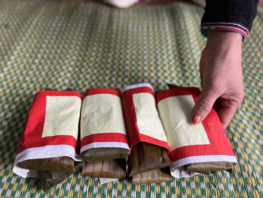 Người dân thôn Làng Ẻn chuẩn bị lễ vật cúng rừng. Người dân trong thôn cùng rước lễ vật để cúng rừng đầu năm. Lễ cúng được tổ chức tại khu rừng cấm của thôn. Sau lễ cúng rừng, người dân cùng tổ chức trồng cây để khởi đầu cho năm mới nhiều may mắn. Hát đối và ném còn là nét đẹp văn hóa của đồng bào Dao tuyển duy trì mỗi dịp lễ hội. Trò chơi dân gian được tổ chức trong ngày hội. Trang phục truyền thống của dân tộc Dao tuyển được lưu giữ và truyền dậy cho thế hệ sau.