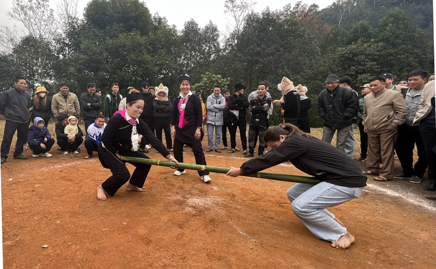 Người dân thôn Làng Ẻn chuẩn bị lễ vật cúng rừng. Người dân trong thôn cùng rước lễ vật để cúng rừng đầu năm. Lễ cúng được tổ chức tại khu rừng cấm của thôn. Sau lễ cúng rừng, người dân cùng tổ chức trồng cây để khởi đầu cho năm mới nhiều may mắn. Hát đối và ném còn là nét đẹp văn hóa của đồng bào Dao tuyển duy trì mỗi dịp lễ hội. Trò chơi dân gian được tổ chức trong ngày hội. Trang phục truyền thống của dân tộc Dao tuyển được lưu giữ và truyền dậy cho thế hệ sau.