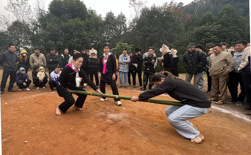 Người dân thôn Làng Ẻn chuẩn bị lễ vật cúng rừng. Người dân trong thôn cùng rước lễ vật để cúng rừng đầu năm. Lễ cúng được tổ chức tại khu rừng cấm của thôn. Sau lễ cúng rừng, người dân cùng tổ chức trồng cây để khởi đầu cho năm mới nhiều may mắn. Hát đối và ném còn là nét đẹp văn hóa của đồng bào Dao tuyển duy trì mỗi dịp lễ hội. Trò chơi dân gian được tổ chức trong ngày hội. Trang phục truyền thống của dân tộc Dao tuyển được lưu giữ và truyền dậy cho thế hệ sau.