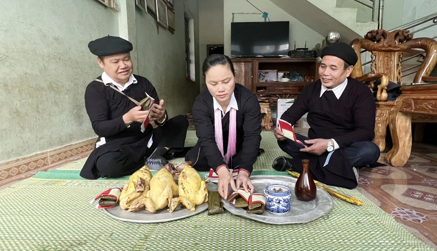 Người dân thôn Làng Ẻn chuẩn bị lễ vật cúng rừng. Người dân trong thôn cùng rước lễ vật để cúng rừng đầu năm. Lễ cúng được tổ chức tại khu rừng cấm của thôn. Sau lễ cúng rừng, người dân cùng tổ chức trồng cây để khởi đầu cho năm mới nhiều may mắn. Hát đối và ném còn là nét đẹp văn hóa của đồng bào Dao tuyển duy trì mỗi dịp lễ hội. Trò chơi dân gian được tổ chức trong ngày hội. Trang phục truyền thống của dân tộc Dao tuyển được lưu giữ và truyền dậy cho thế hệ sau.