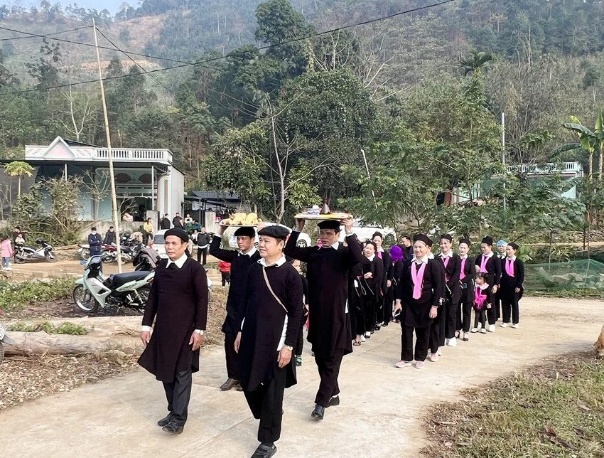 Người dân thôn Làng Ẻn chuẩn bị lễ vật cúng rừng. Người dân trong thôn cùng rước lễ vật để cúng rừng đầu năm. Lễ cúng được tổ chức tại khu rừng cấm của thôn. Sau lễ cúng rừng, người dân cùng tổ chức trồng cây để khởi đầu cho năm mới nhiều may mắn. Hát đối và ném còn là nét đẹp văn hóa của đồng bào Dao tuyển duy trì mỗi dịp lễ hội. Trò chơi dân gian được tổ chức trong ngày hội. Trang phục truyền thống của dân tộc Dao tuyển được lưu giữ và truyền dậy cho thế hệ sau.