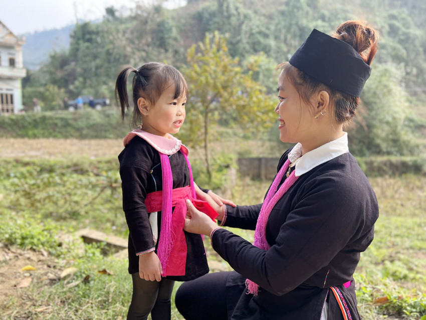 Người dân thôn Làng Ẻn chuẩn bị lễ vật cúng rừng. Người dân trong thôn cùng rước lễ vật để cúng rừng đầu năm. Lễ cúng được tổ chức tại khu rừng cấm của thôn. Sau lễ cúng rừng, người dân cùng tổ chức trồng cây để khởi đầu cho năm mới nhiều may mắn. Hát đối và ném còn là nét đẹp văn hóa của đồng bào Dao tuyển duy trì mỗi dịp lễ hội. Trò chơi dân gian được tổ chức trong ngày hội. Trang phục truyền thống của dân tộc Dao tuyển được lưu giữ và truyền dậy cho thế hệ sau.