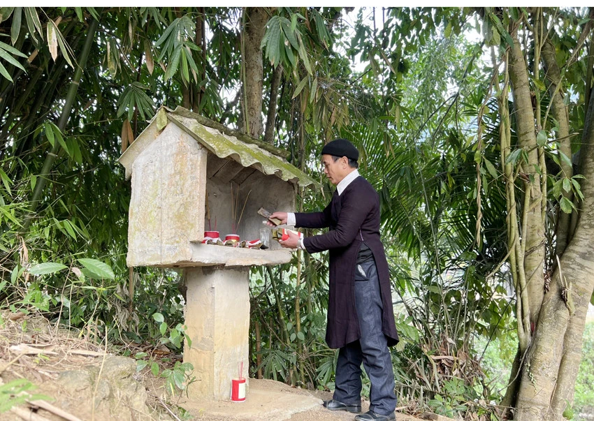 Người dân thôn Làng Ẻn chuẩn bị lễ vật cúng rừng. Người dân trong thôn cùng rước lễ vật để cúng rừng đầu năm. Lễ cúng được tổ chức tại khu rừng cấm của thôn. Sau lễ cúng rừng, người dân cùng tổ chức trồng cây để khởi đầu cho năm mới nhiều may mắn. Hát đối và ném còn là nét đẹp văn hóa của đồng bào Dao tuyển duy trì mỗi dịp lễ hội. Trò chơi dân gian được tổ chức trong ngày hội. Trang phục truyền thống của dân tộc Dao tuyển được lưu giữ và truyền dậy cho thế hệ sau.