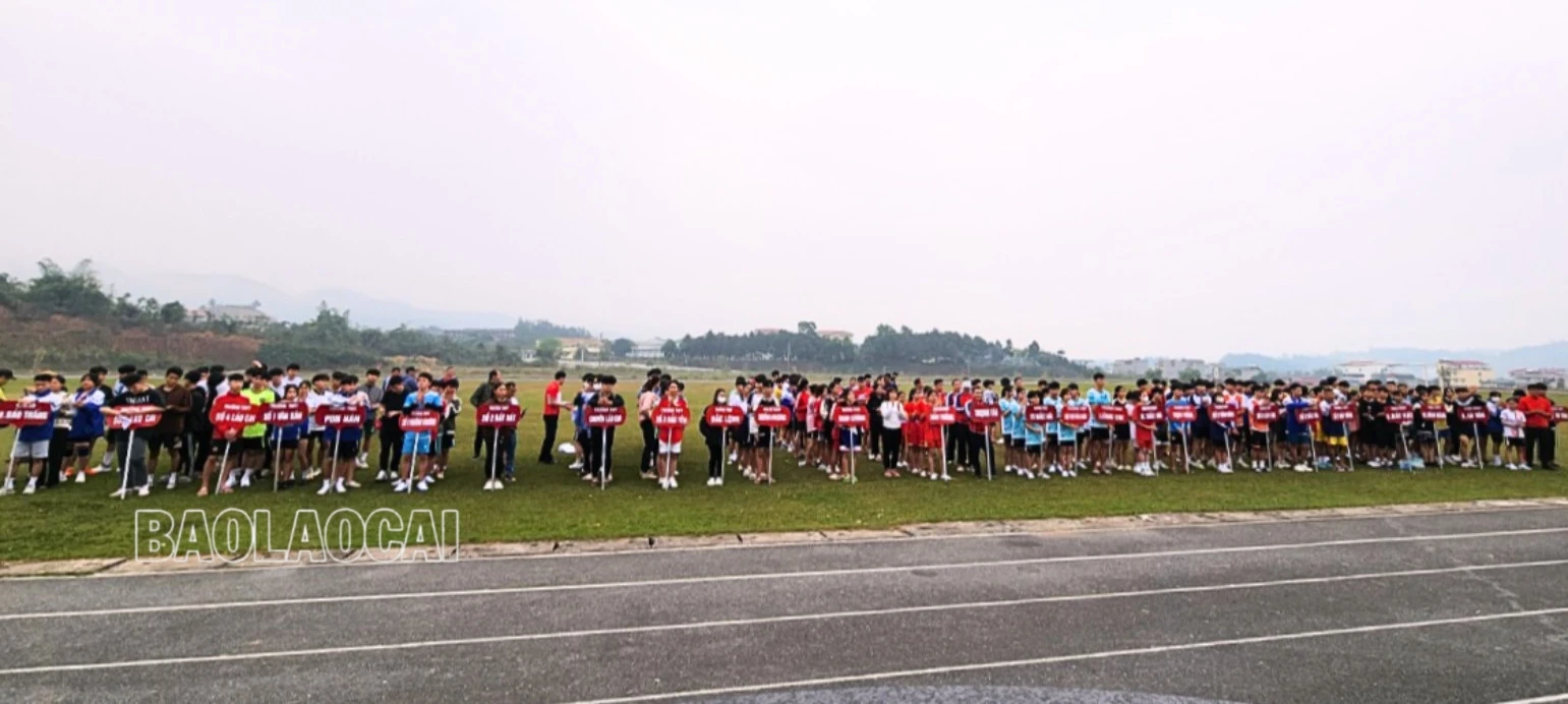 Hơn 300 vận động viên tham gia Giải Điền kinh khối THPT và THCS tỉnh Lào Cai năm 2023 ảnh 2