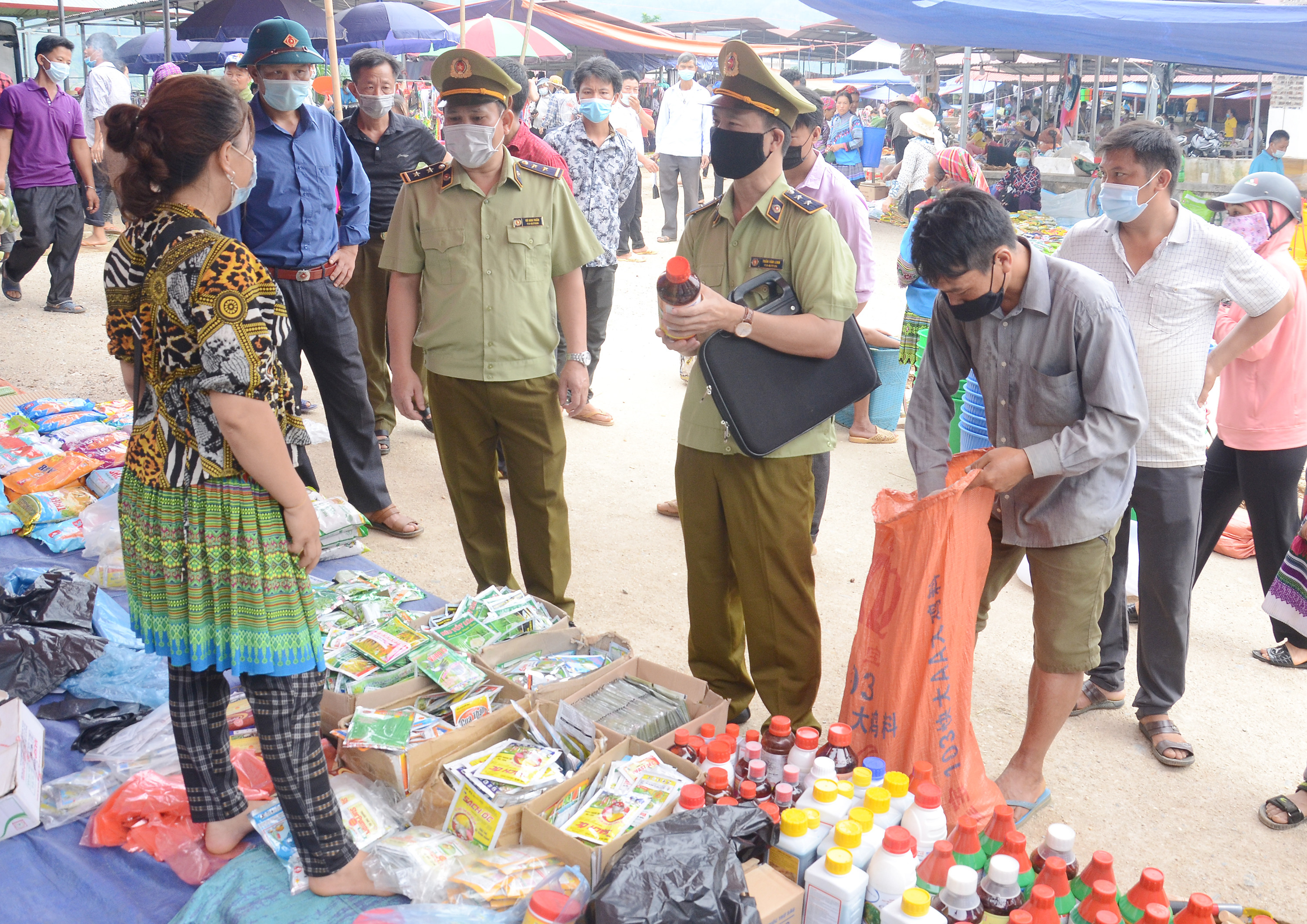 Kiểm tra mặt hàng thuốc bảo vệ thực vật tại chợ phiên Cốc Ly (Bắc Hà).