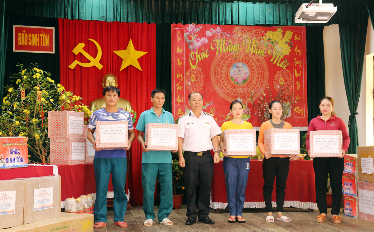 Đại diện lãnh đạo Lữ đoàn 164, Vùng 4 Hải quân tặng quà các hộ dân đảo Sinh Tồn. Cán bộ, chiến sỹ và người dân đảo Sinh Tồn gói bánh chưng ăn tết.