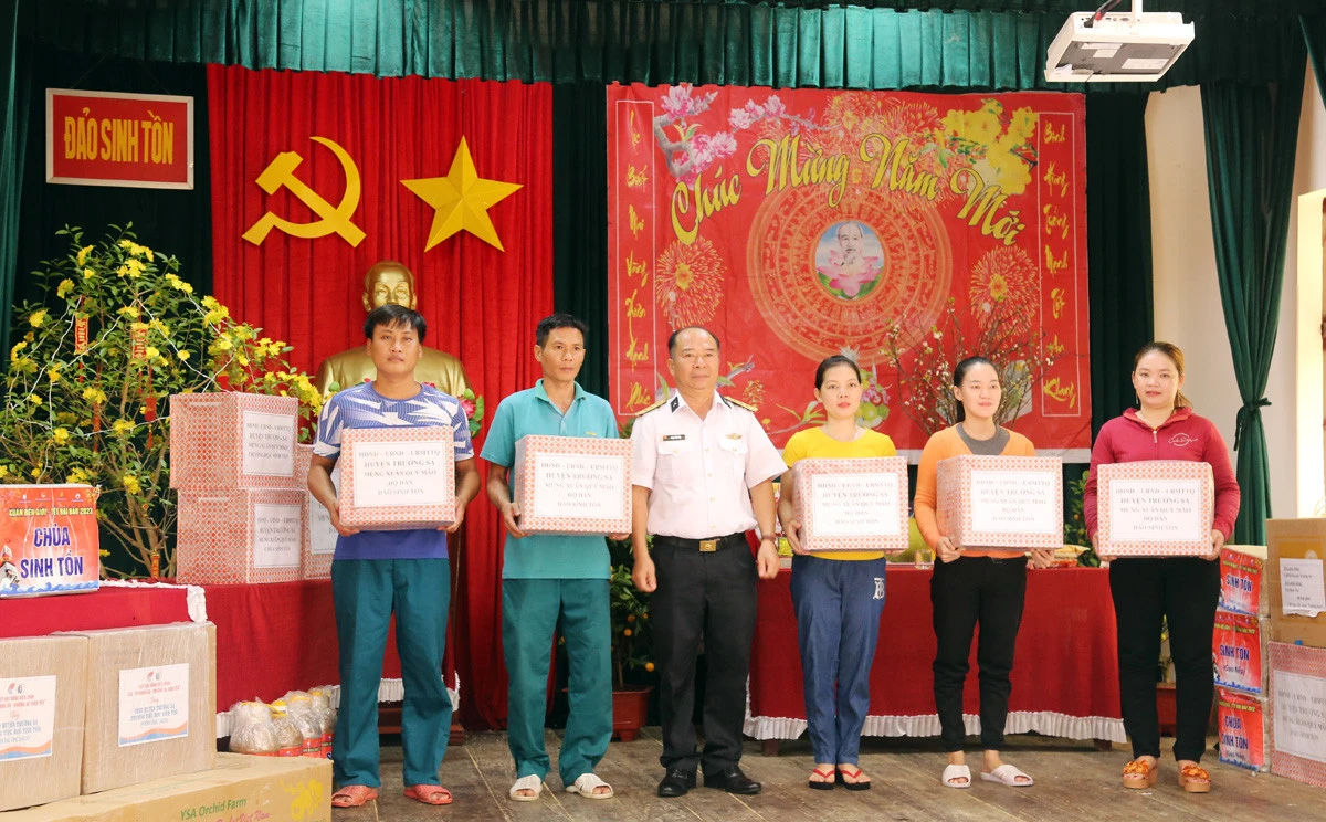 Đại diện lãnh đạo Lữ đoàn 164, Vùng 4 Hải quân tặng quà các hộ dân đảo Sinh Tồn. Cán bộ, chiến sỹ và người dân đảo Sinh Tồn gói bánh chưng ăn tết.