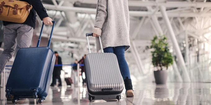 Không nên xách đồ hộ người lạ khi chưa biết rõ về hành lý.