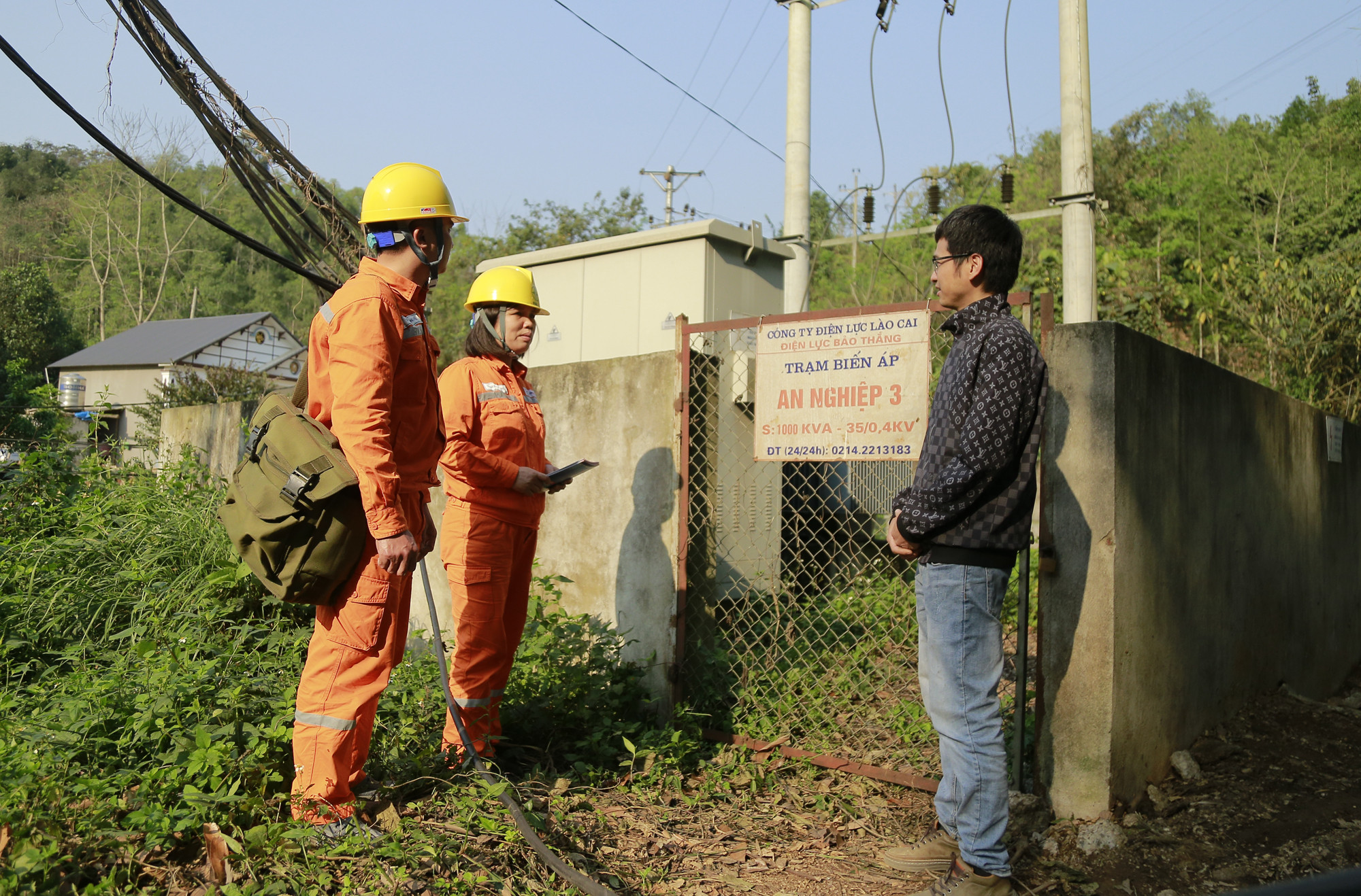 Cán bộ điện lực tuyên truyền sử dụng điện an toàn, tiết kiệm tại cơ sở sản xuất.