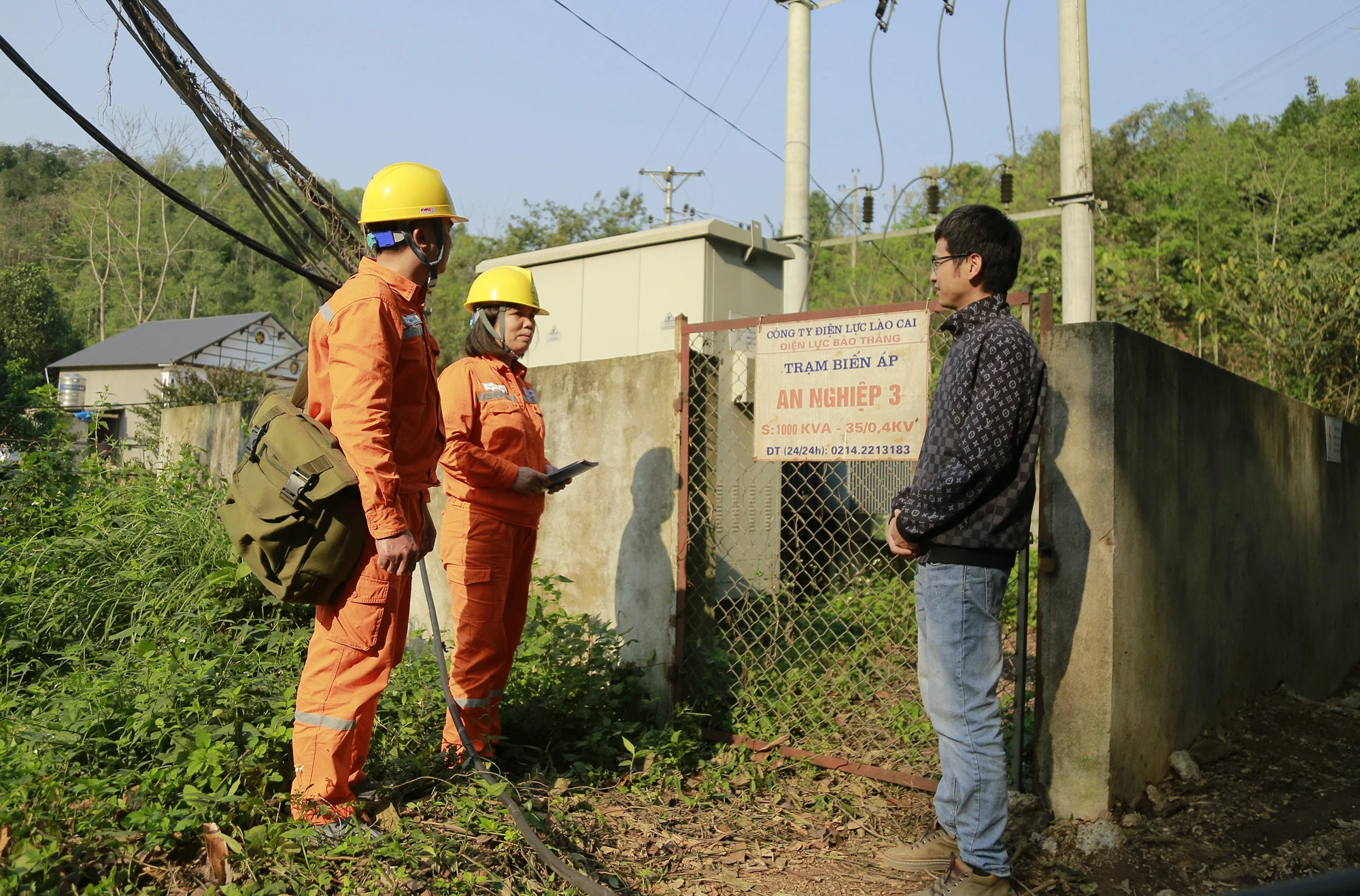 Cán bộ điện lực tuyên truyền sử dụng điện an toàn, tiết kiệm tại cơ sở sản xuất.