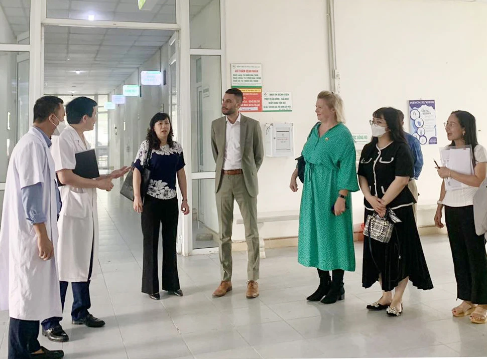 Đoàn đại sứ tham quan các khoa phòng tại Bệnh viện.