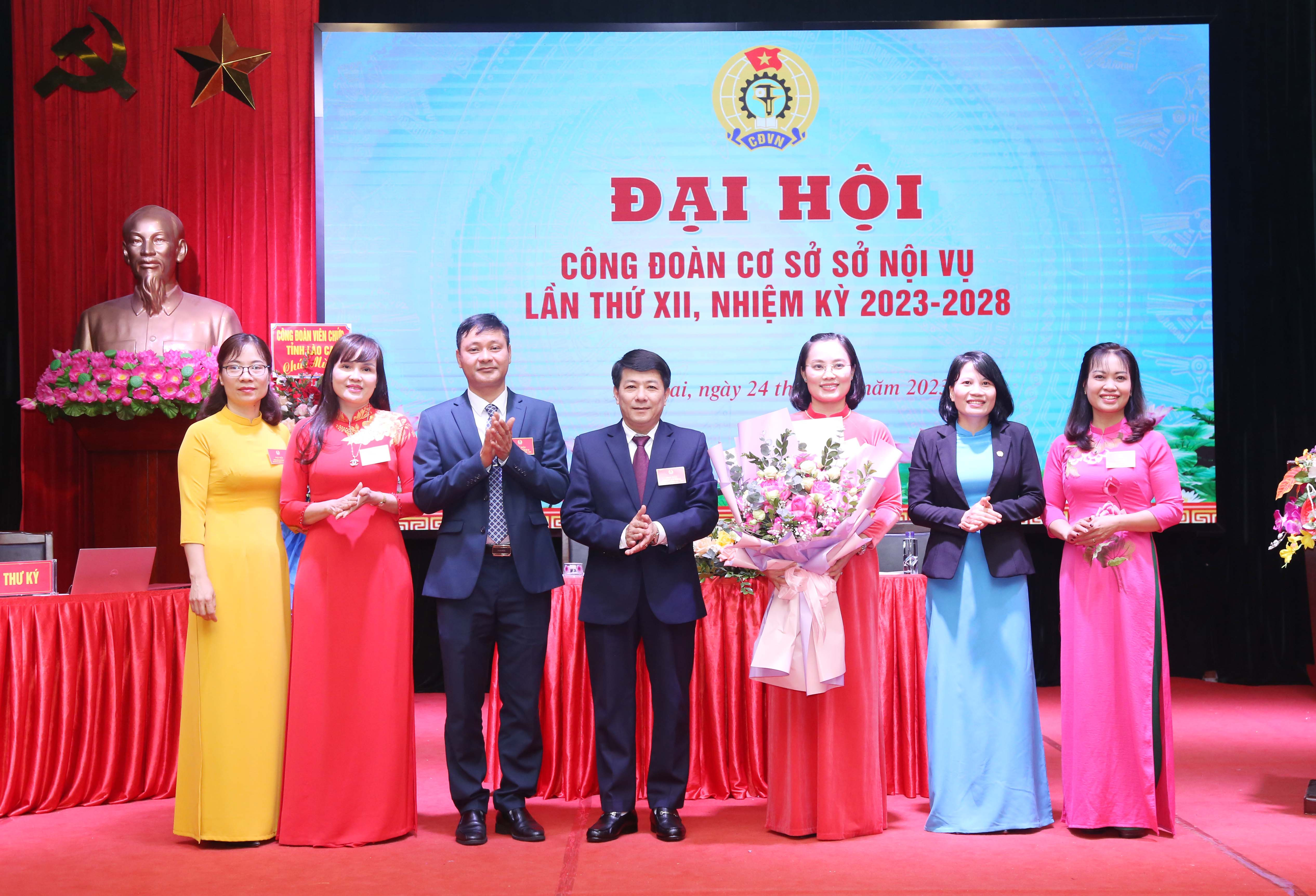 Lãnh đạo Sở Nội vụ, Công đoàn viên chức tỉnh tặng hoa chúc mừng Ban Chấp hành Công đoàn cơ sở Sở Nội vụ khóa XII.