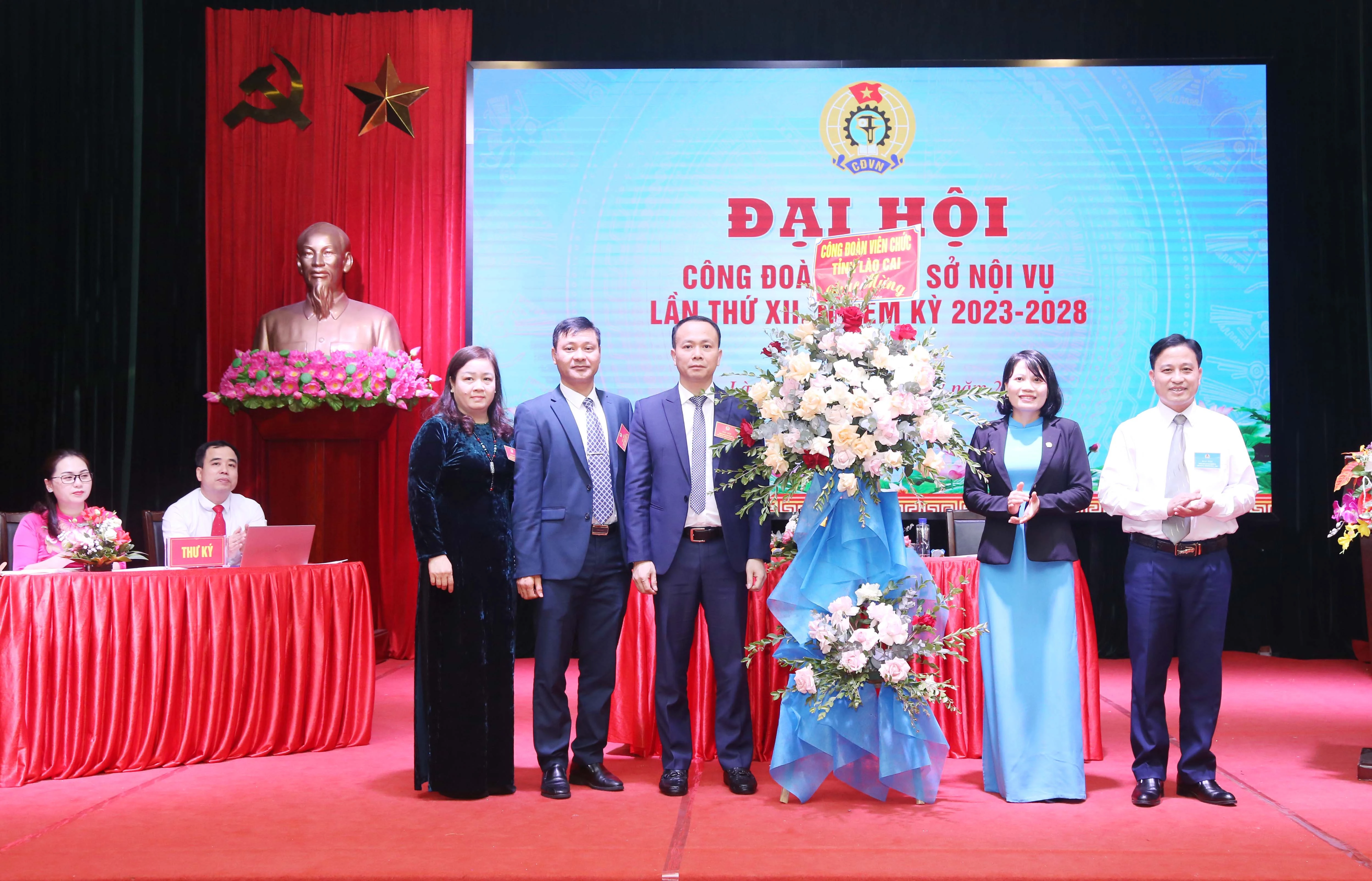 Công đoàn viên chức tỉnh tặng hoa chúc mừng đại hội. Đại biểu dự đại hội bỏ phiếu bầu Ban Chấp hành Công đoàn Sở Nội vụ khóa XII.