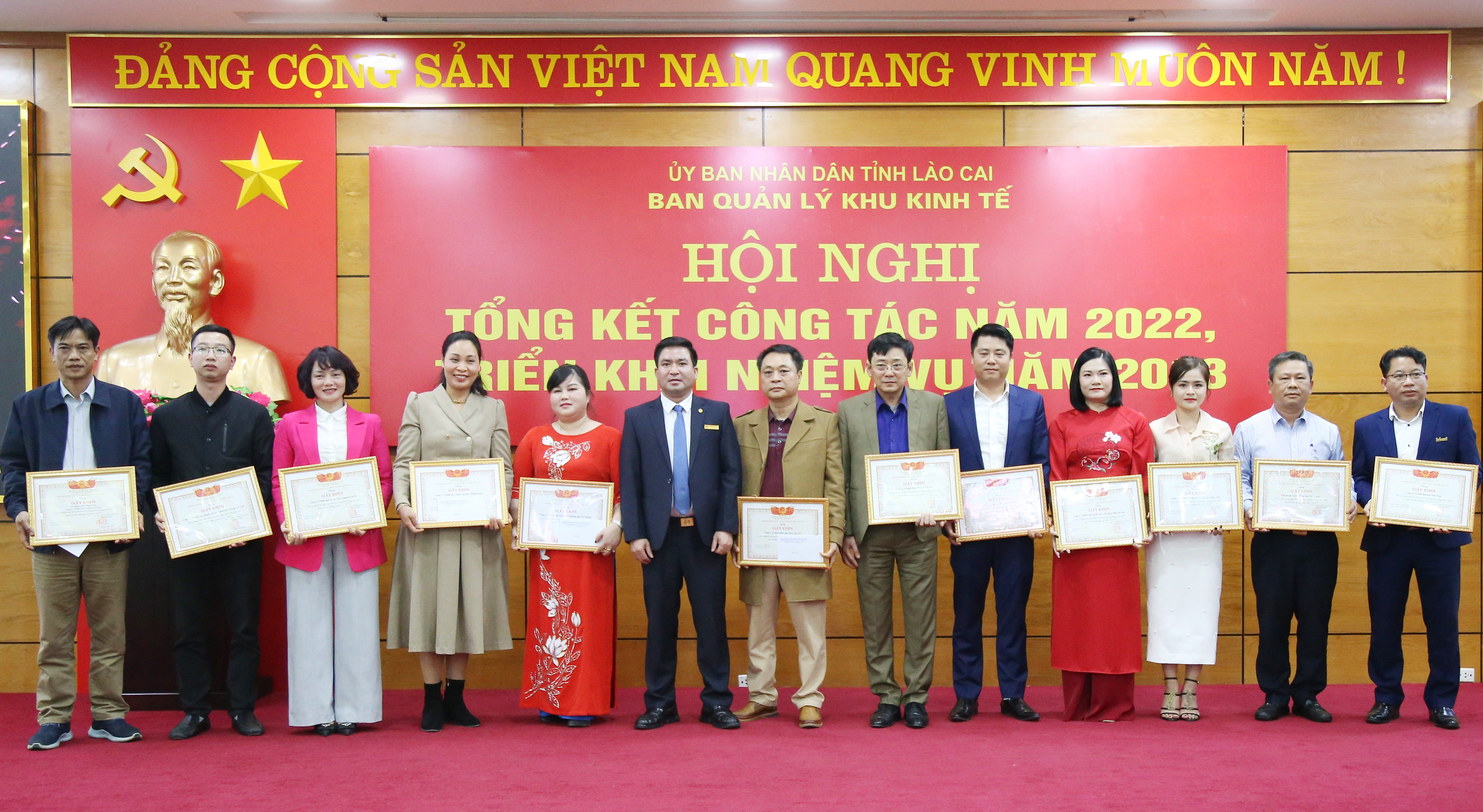 Trao Bằng khen của Bộ trưởng Bộ Kế hoạch và Đầu tư cho các tập thể, cá nhân. Trao danh hiệu "Chiến sỹ thi đua cấp tỉnh" và Bằng khen của Chủ tịch UBND tỉnh cho các tập thể, cá nhân. Trao Giấy khen của Ban Quản lý Khu kinh tế tỉnh Lào Cai cho 12 doanh nghiệp tiêu biểu. Trao tặng danh hiệu Tập thể Lao động tiên tiến.