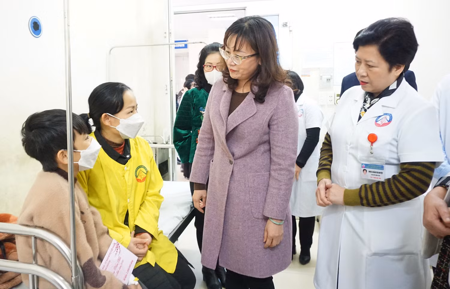 Phó Chủ tịch UBND tỉnh Giàng Thị Dung thăm và tặng quà tết tại Bệnh viện Đa khoa tỉnh, Bệnh viện Sản - Nhi tỉnh ảnh 5 Phó Chủ tịch UBND tỉnh Giàng Thị Dung thăm và tặng quà tết tại Bệnh viện Đa khoa tỉnh, Bệnh viện Sản - Nhi tỉnh ảnh 5