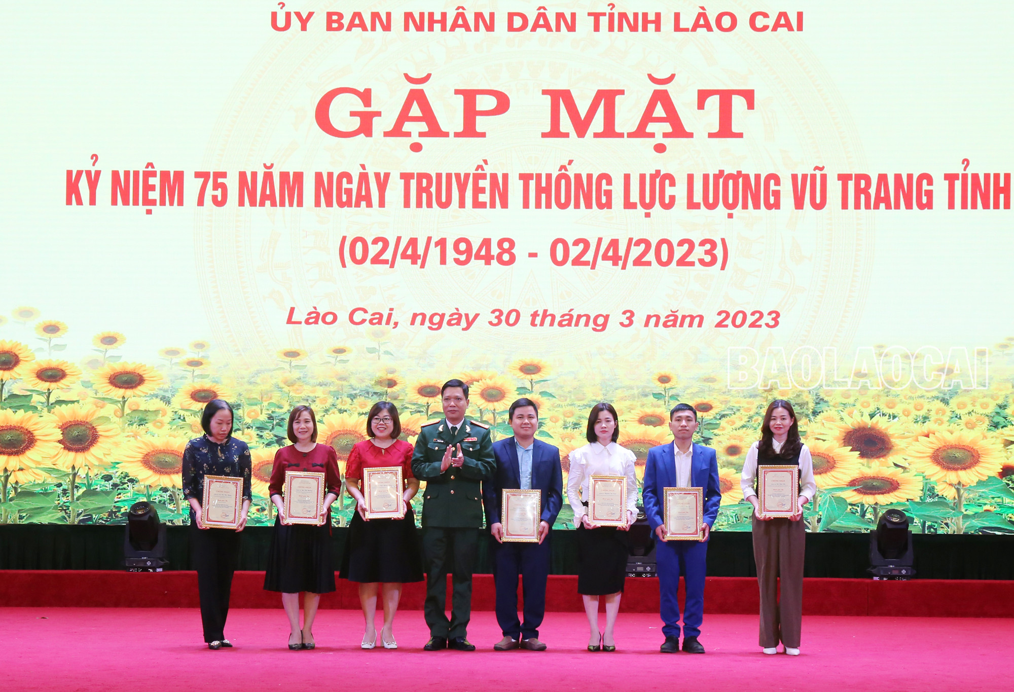 Ban Tổ chức trao giải cho các tập thể, cá nhân đoạt giải trong Cuộc thi trắc nghiệm trên internet tìm hiểu 75 năm Ngày truyền thống LLVT tỉnh.