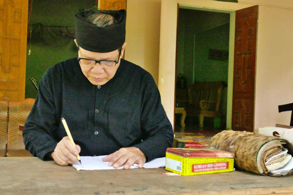 Nghệ nhân Ưu tú Triệu Văn Thêu là thầy cúng uy tín trong vùng, được người dân tin tưởng, nể trọng. Nghệ nhân Ưu tú Triệu Văn Thêu là thầy cúng uy tín trong vùng, được người dân tin tưởng, nể trọng.