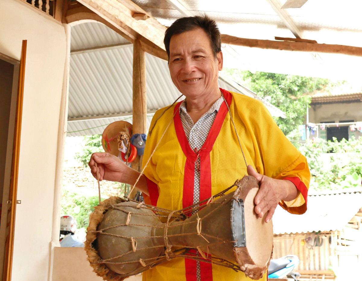 Các nghệ nhân là những “di sản sống” chứa đựng tri thức dân gian, văn hóa dân tộc. Các nghệ nhân là những “di sản sống” chứa đựng tri thức dân gian, văn hóa dân tộc.