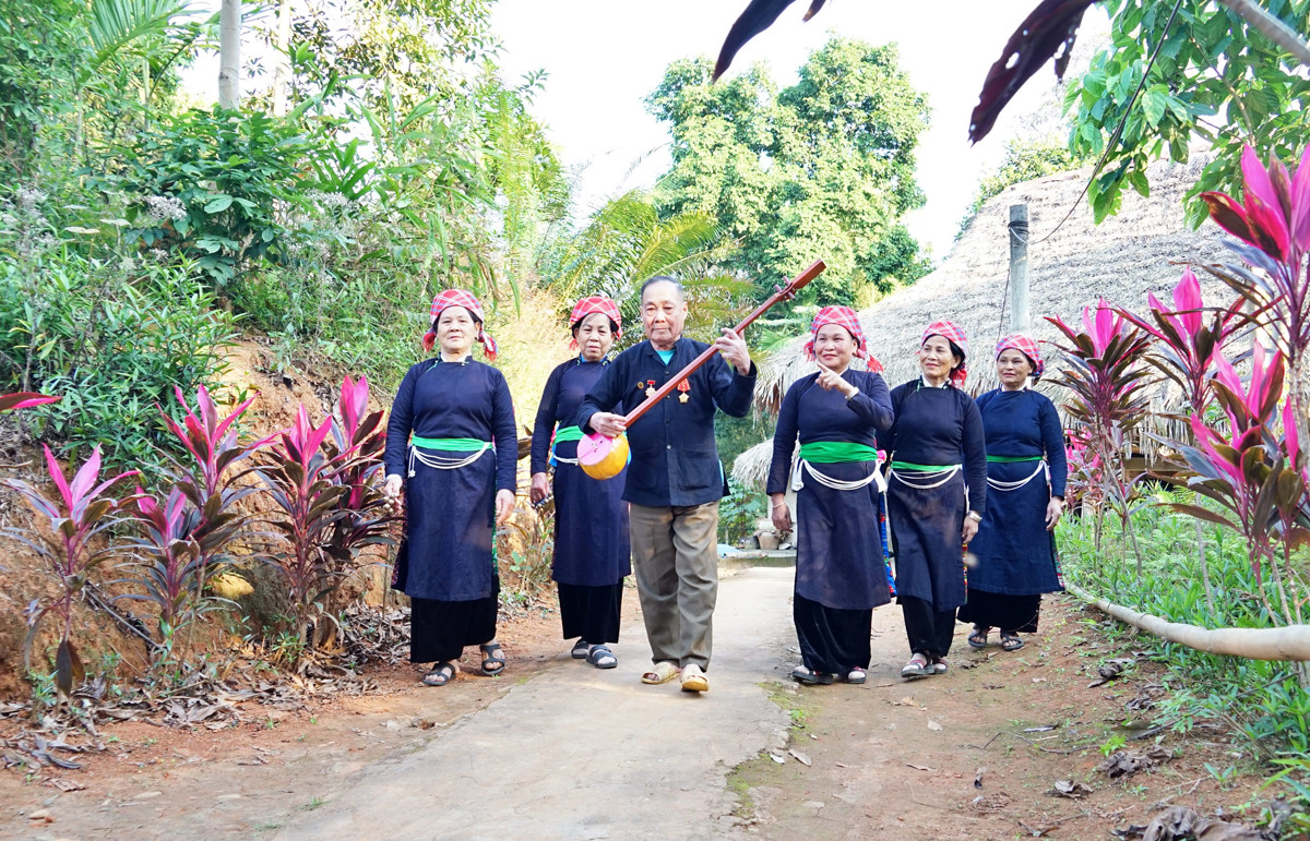 Những nghệ nhân đam mê lưu giữ văn hóa dân tộc luôn nhận được sự yêu mến, kính trọng của người dân. Những nghệ nhân đam mê lưu giữ văn hóa dân tộc luôn nhận được sự yêu mến, kính trọng của người dân.