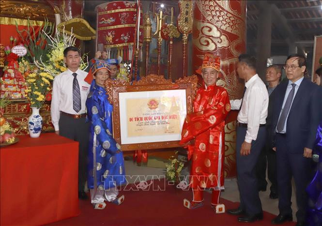 Đón nhận Bằng xếp hạng di tích quốc gia đặc biệt cụm đình Hương Canh ảnh 1 Đón nhận Bằng xếp hạng di tích quốc gia đặc biệt cụm đình Hương Canh ảnh 1