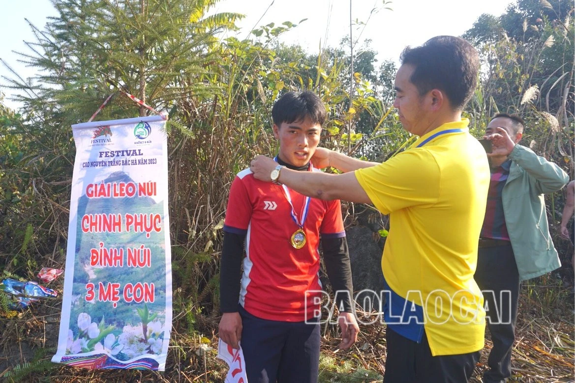Hấp dẫn Giải Leo núi chinh phục đỉnh núi Ba Mẹ Con ảnh 14