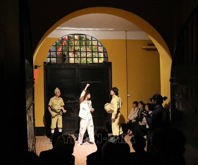 Giới thiệu hoạt cảnh trong Tour đêm Hỏa Lò về đồng chí Nguyễn Hoàng Tôn hiên ngang đón nhận cái chết bởi máy chém trước cổng chính Nhà tù, năm 1931.