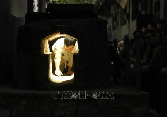 Khách tham quan được chứng kiến hoạt cảnh Vượt ngục năm 1945 và trải nghiệm chui cống ngầm trong tour đêm Hỏa Lò.