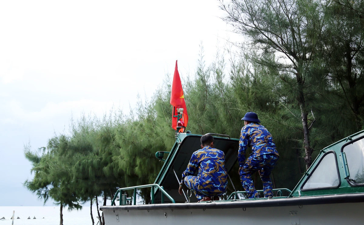 Cán bộ, chiến sỹ đảo Sinh Tồn Đông đón đoàn công tác của Lữ đoàn 146 lên thăm và chúc Tết Nguyên đán Quý Mão 2023. Cán bộ, chiến sỹ đảo Sinh Tồn Đông vận chuyển hàng tết từ cầu tàu vào trung tâm đảo. Những cây quất trĩu quả vượt qua bao sóng gió đến với quân, dân đảo Sinh Tồn Đông. Cán bộ, chiến sỹ mới lên đảo trò chuyện. Đoàn công tác của Lữ đoàn 146, Vùng 4 Hải quân gặp mặt, chúc tết cán bộ, chiến sỹ trên đảo Sinh Tồn Đông. Lãnh đạo Lữ đoàn 146 trao quà tết cho cán bộ, chiến sỹ đảo Sinh Tồn Đông. Chùa Sinh Tồn Đông – cột mốc lịch sử, điểm tựa tinh thần của quân và dân xã đảo Sinh Tồn Đông. Tết này, hệ thống điện gió và điện mặt trời được cải tạo hiện đại hơn để phục vụ quân và dân trên đảo. Vườn rau tăng gia trên đảo. Dù vui xuân, đón tết nhưng nhiệm vụ canh gác bảo vệ biển, đảo vẫn được cán bộ, chiến sỹ Sinh Tồn Đông duy trì đúng quy định.