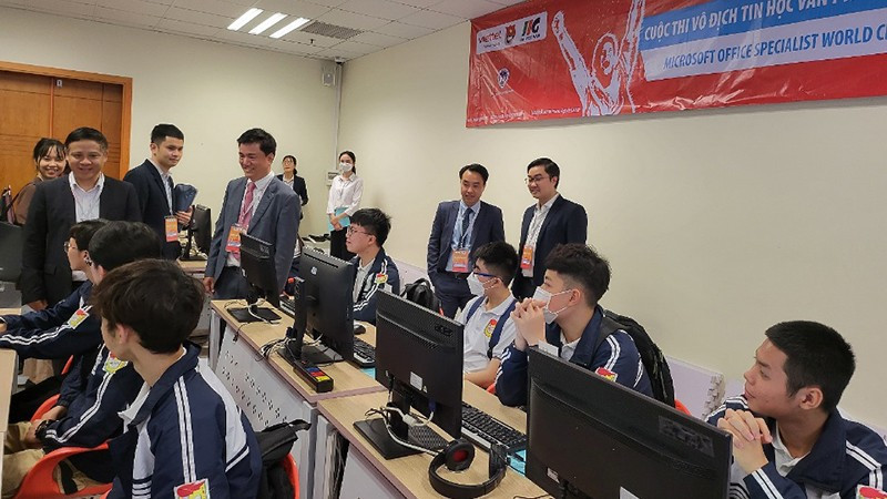 Đại diện Ban Tổ chức và các đơn vị liên quan kiểm tra công tác chuẩn bị trước giờ khởi tranh Vòng loại quốc gia Cuộc thi. Đại diện Ban Tổ chức và các đơn vị liên quan kiểm tra công tác chuẩn bị trước giờ khởi tranh Vòng loại quốc gia Cuộc thi.