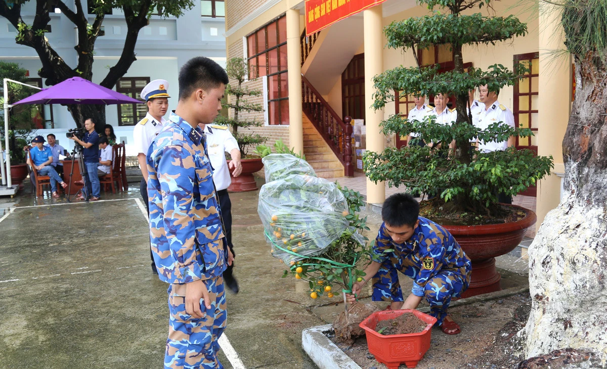 Xuồng CQ vận chuyển hàng tết từ tàu KN490 vào đảo. Chiến sỹ đảo Sinh Tồn trồng quýt cảnh và trang trí cây mai chuẩn bị đón tết Quý Mão.