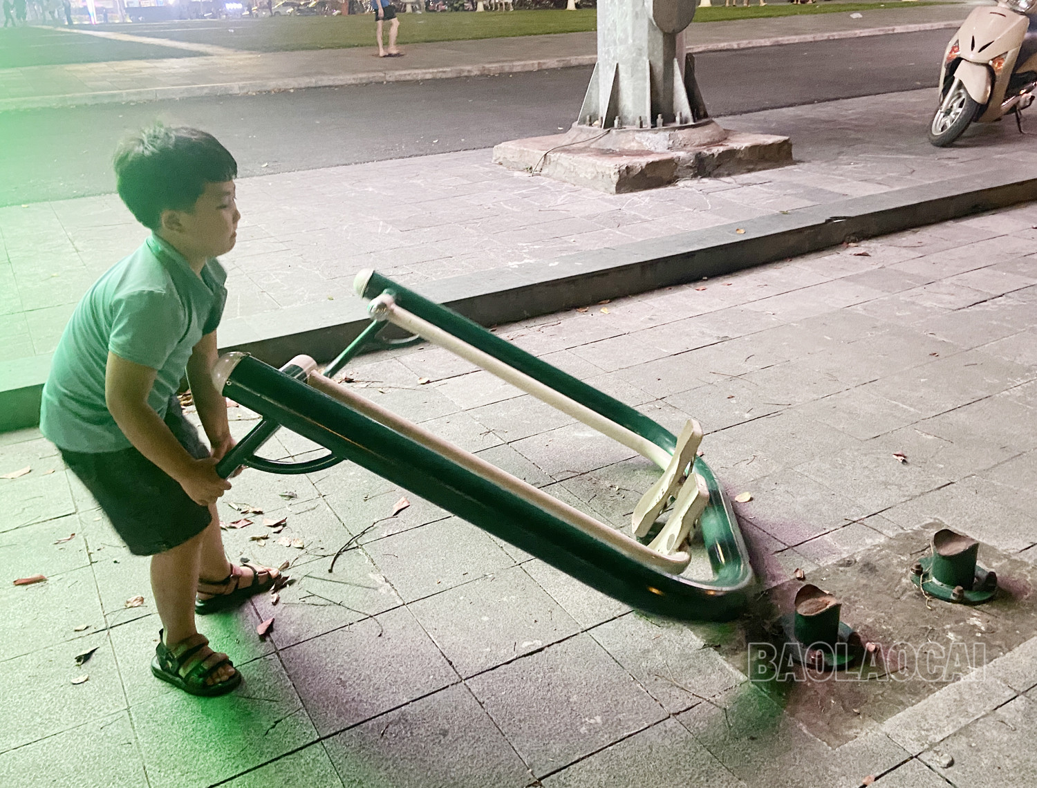 Nhiều điểm luyện tập thể dục công cộng xuống cấp, hư hỏng ảnh 3 Nhiều điểm luyện tập thể dục công cộng xuống cấp, hư hỏng ảnh 3