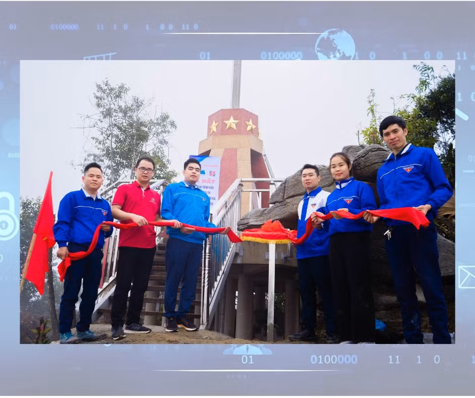 Khánh thành công trình "Bảng quét mã QR code" trên núi Cột Cờ (Mường Khương)