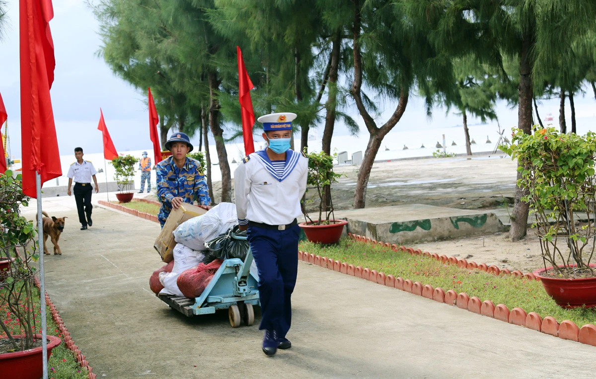 Cán bộ, chiến sỹ đảo Sinh Tồn Đông đón đoàn công tác của Lữ đoàn 146 lên thăm và chúc Tết Nguyên đán Quý Mão 2023. Cán bộ, chiến sỹ đảo Sinh Tồn Đông vận chuyển hàng tết từ cầu tàu vào trung tâm đảo. Những cây quất trĩu quả vượt qua bao sóng gió đến với quân, dân đảo Sinh Tồn Đông. Cán bộ, chiến sỹ mới lên đảo trò chuyện. Đoàn công tác của Lữ đoàn 146, Vùng 4 Hải quân gặp mặt, chúc tết cán bộ, chiến sỹ trên đảo Sinh Tồn Đông. Lãnh đạo Lữ đoàn 146 trao quà tết cho cán bộ, chiến sỹ đảo Sinh Tồn Đông. Chùa Sinh Tồn Đông – cột mốc lịch sử, điểm tựa tinh thần của quân và dân xã đảo Sinh Tồn Đông. Tết này, hệ thống điện gió và điện mặt trời được cải tạo hiện đại hơn để phục vụ quân và dân trên đảo. Vườn rau tăng gia trên đảo. Dù vui xuân, đón tết nhưng nhiệm vụ canh gác bảo vệ biển, đảo vẫn được cán bộ, chiến sỹ Sinh Tồn Đông duy trì đúng quy định.