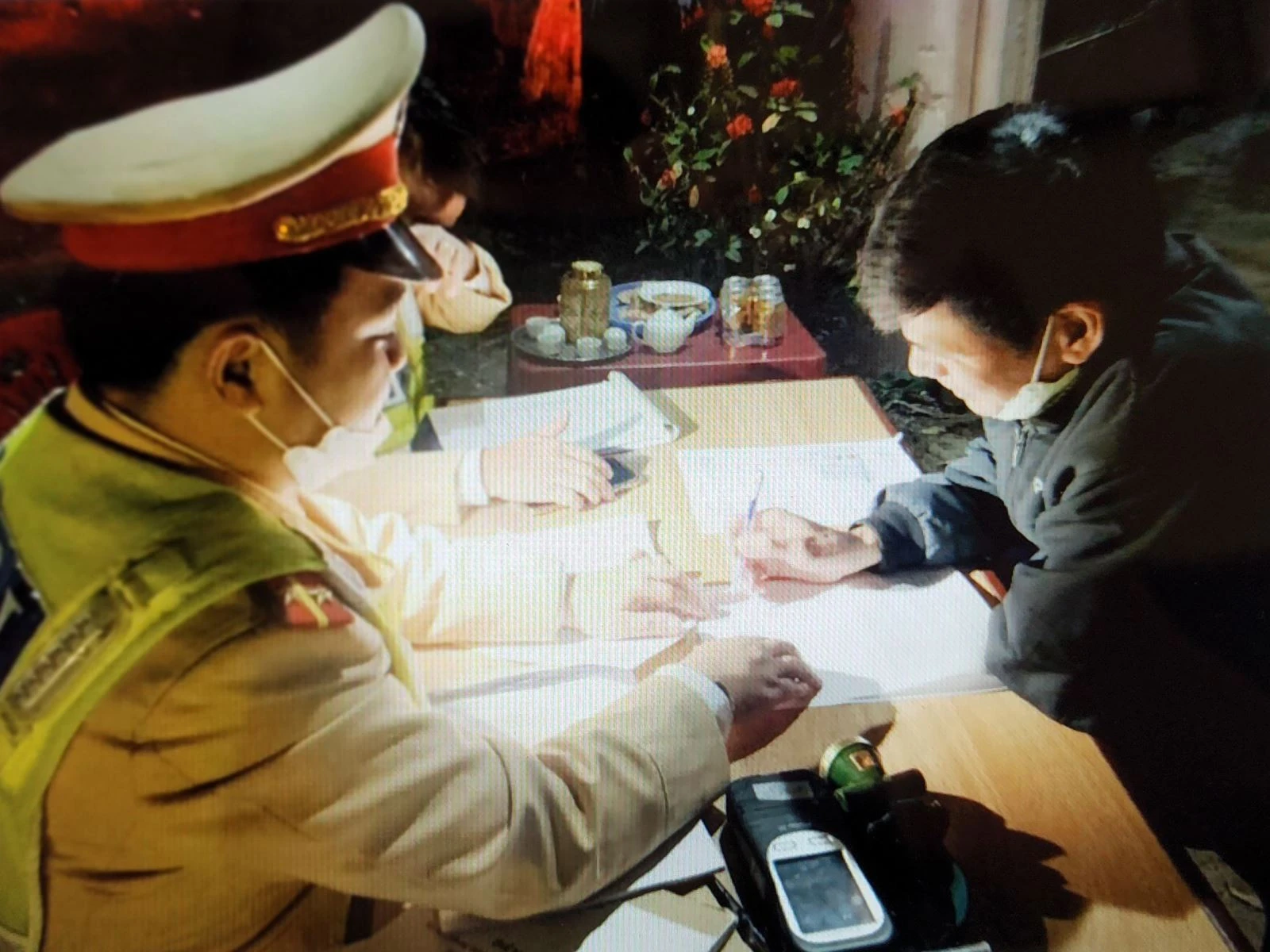 CSGT lập biên bản xử phạt lái xe vi phạm nồng độ cồn. CSGT lập biên bản xử phạt lái xe vi phạm nồng độ cồn.