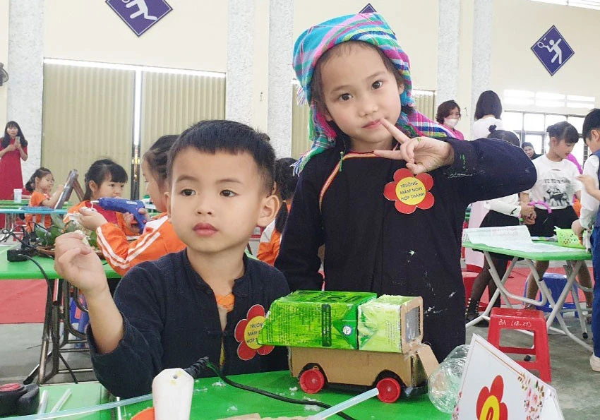 Sáng tạo làm ô tô từ hộp giấy của các bé Trường Mầm non Hợp Thành.